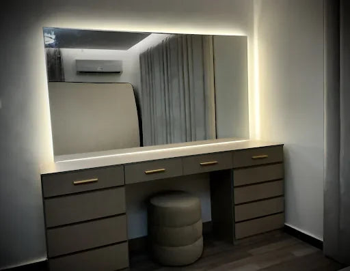 Dressing table with an illuminated mirror — KLIK customer-home photograph